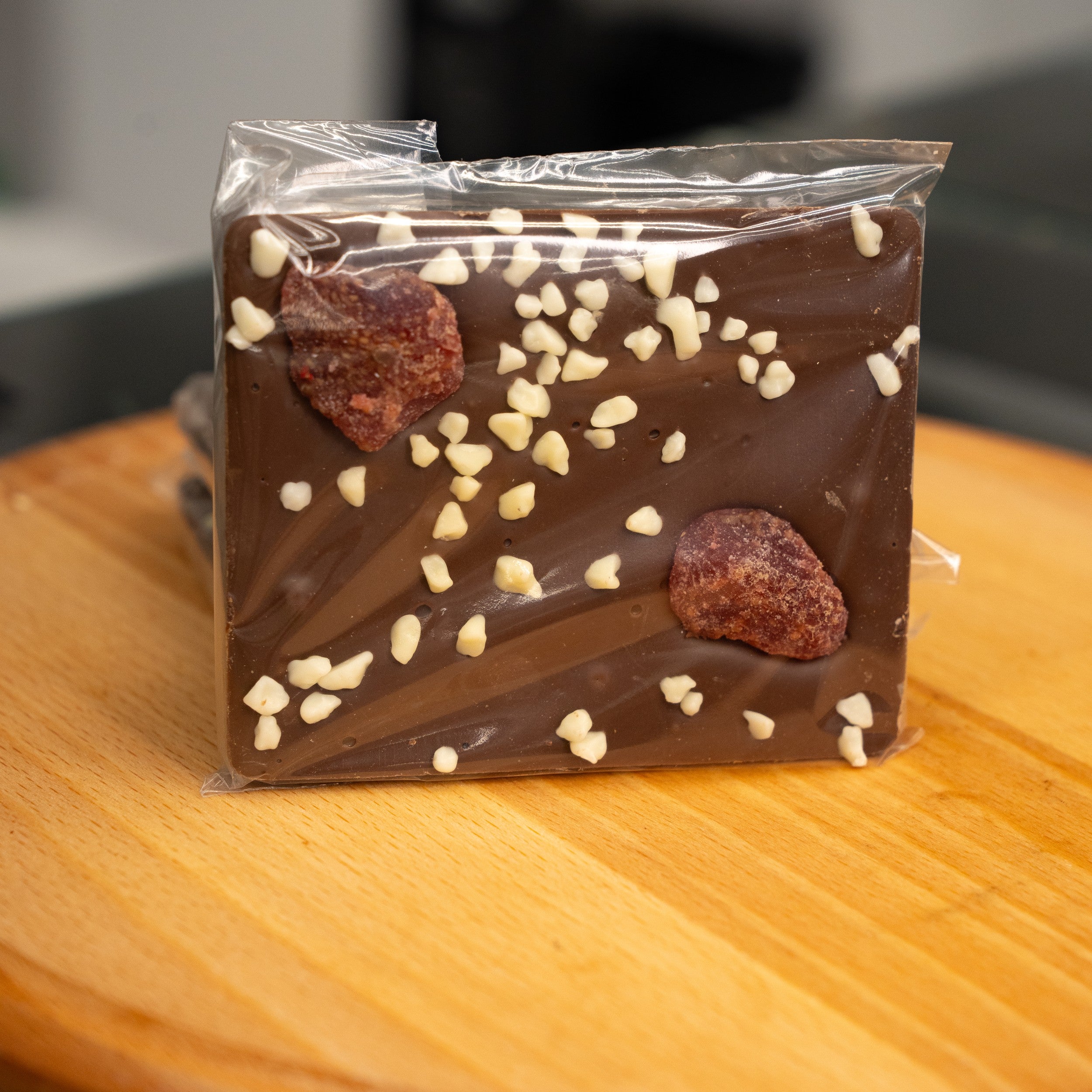 Milk chocolate with strawberry approx. 100g