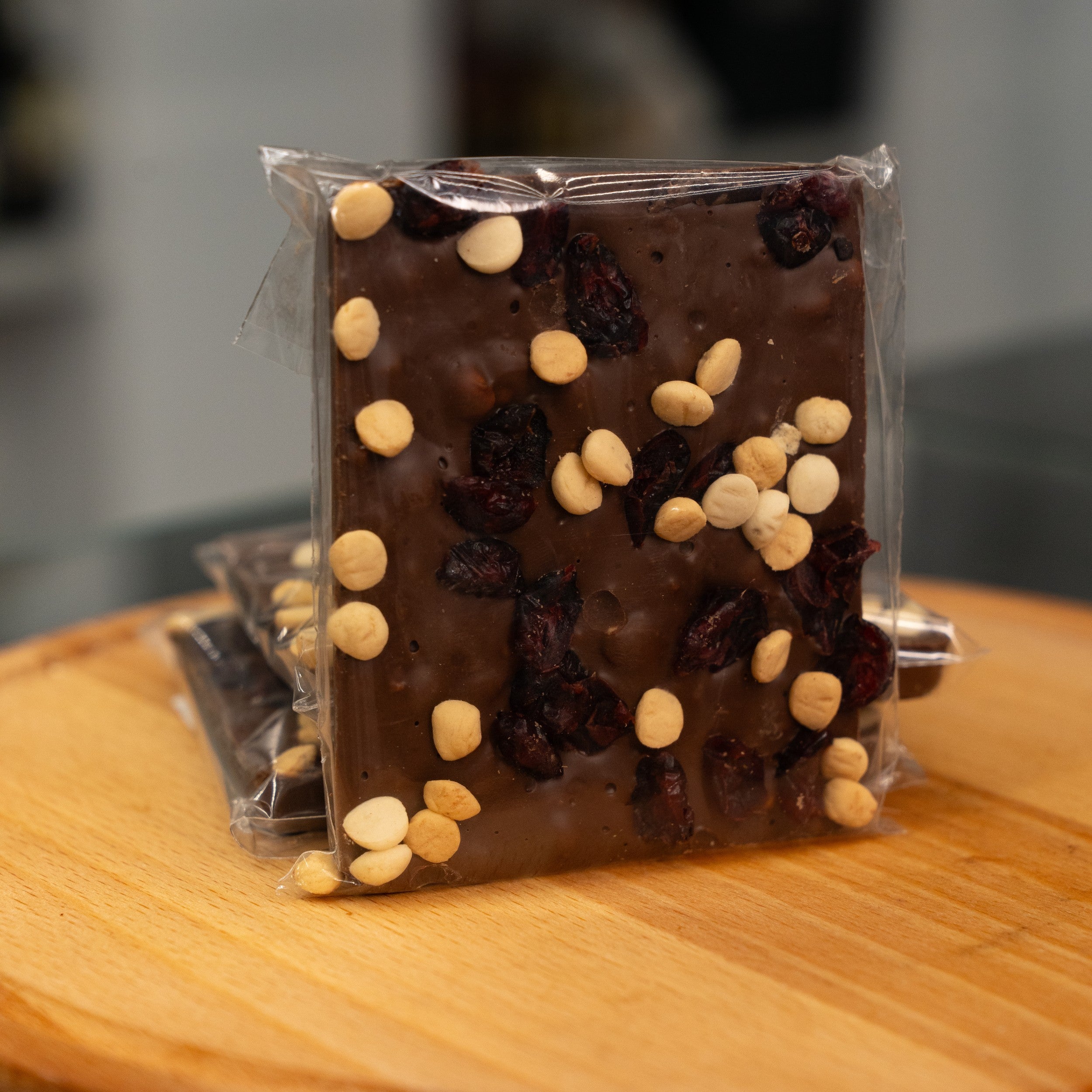 Milk chocolate with sponge cake and cranberries approx. 100g