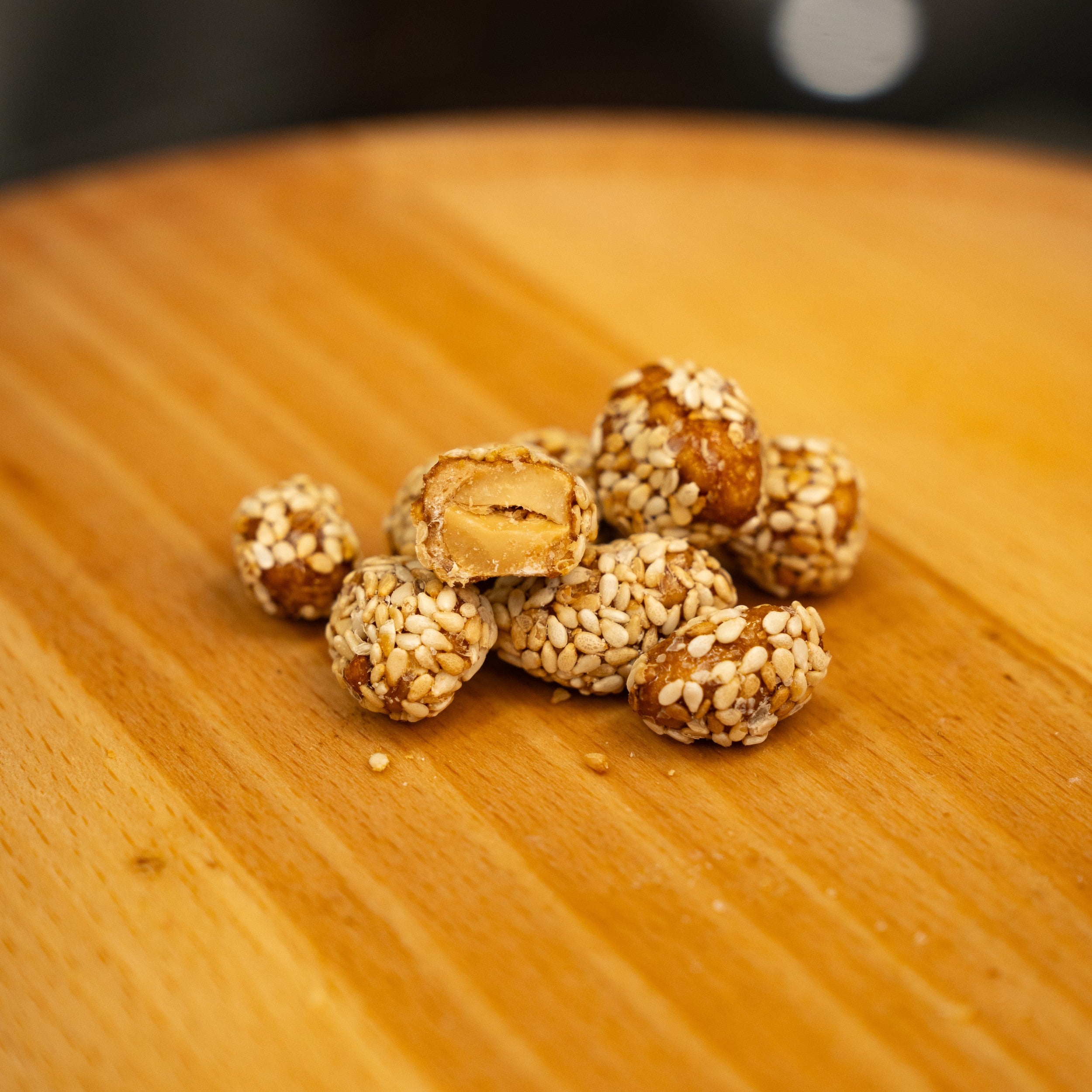 Caramelized sesame peanuts
